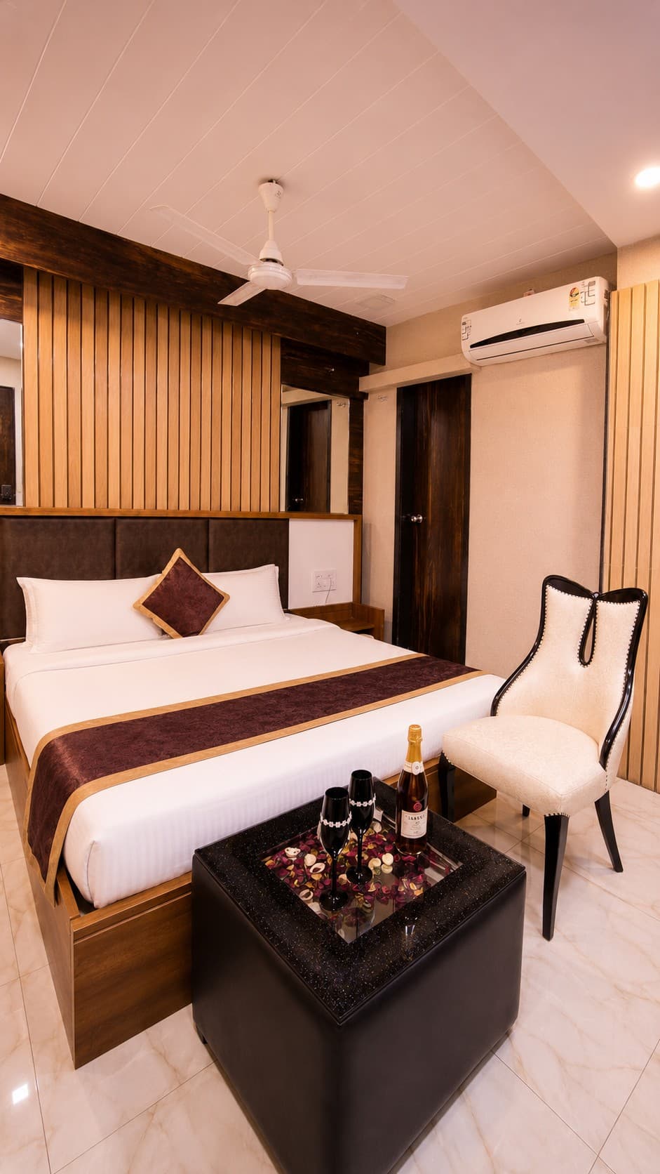 Deluxe Room 104, alternate view