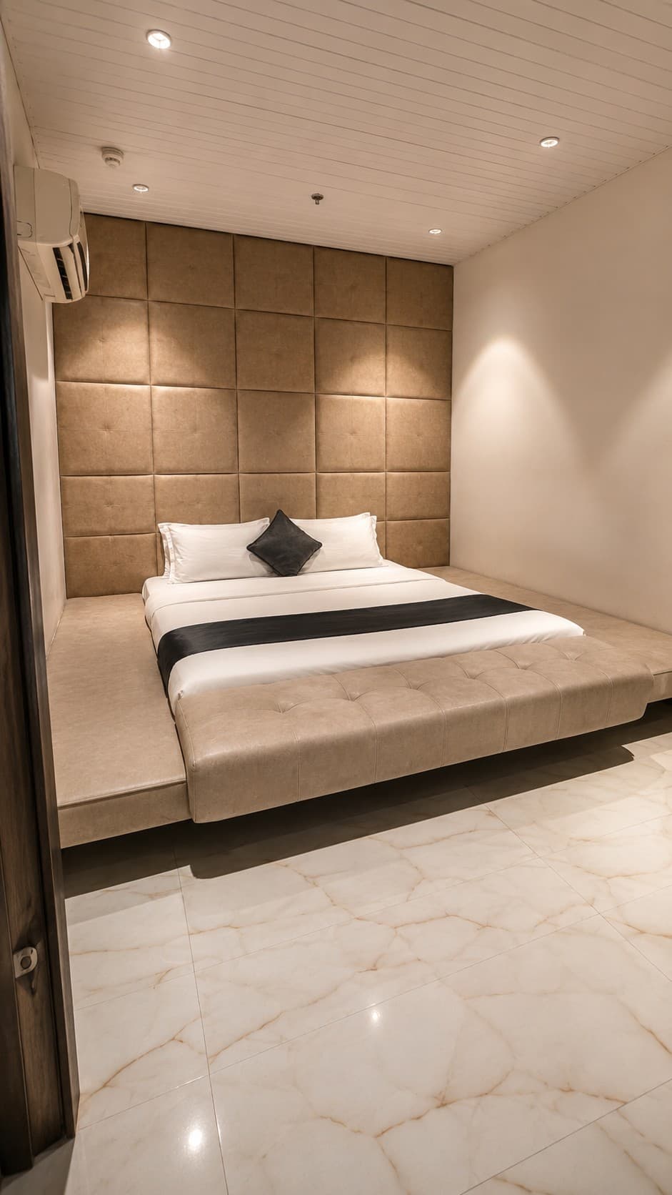 Deluxe Room 105, alternate view