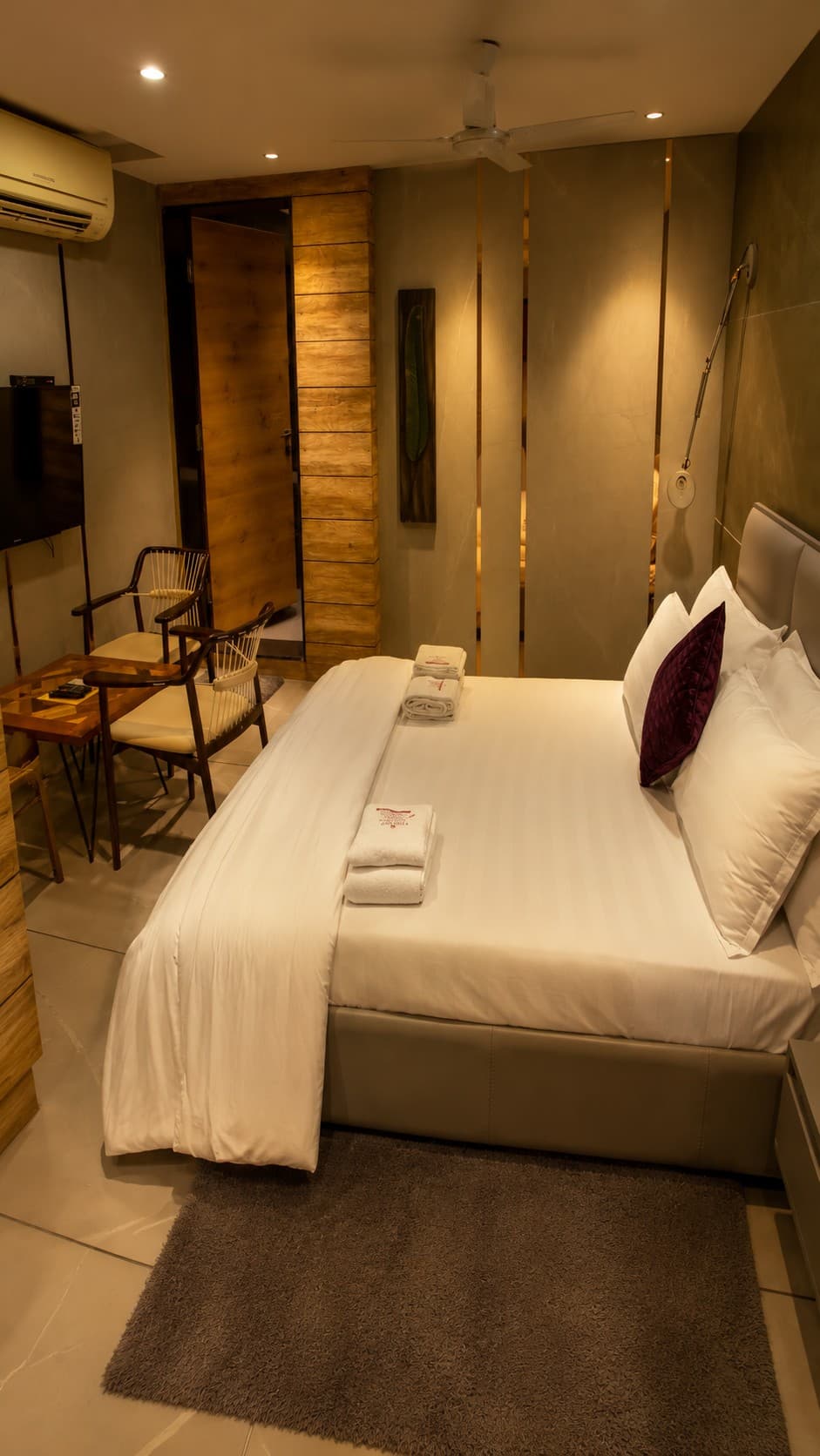Suite Room 202, alternate view